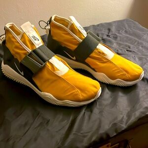 Like new, worn maybe once. Nike, AA2211-700 10.5 Yellow Used.